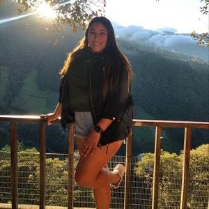 Meet your Posher, Gabriela